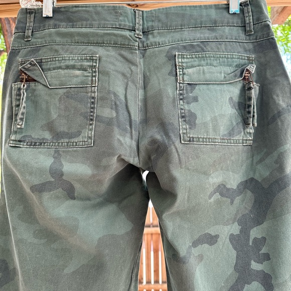 Urban Outfitters Camo Camouflage Distressed Long Shorts Cotton size 13 - Picture 7 of 16